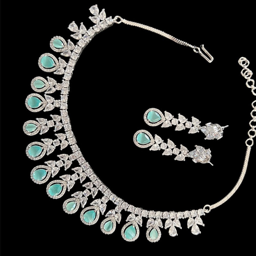 Mint American diamond necklace